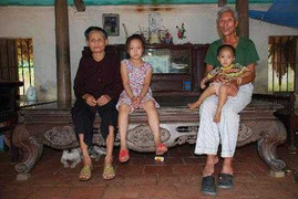 Gia đình nghèo quyết giữ chiếc sập ‘đế vương’