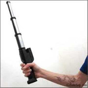 Cơ trưởng máy bay mang roi điện khi làm nhiệm vụ