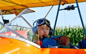 Clip bé 5 tuổi lái phi cơ khiến dư luận sôi sục