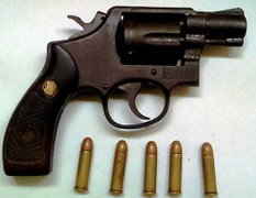 Mua vũ khí về giấu ở nhà bạn gái