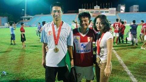 Văn Quyến đeo HCV cho bạn gái ở Chi Lăng