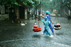 Áp thấp nhiệt đới suy yếu, nhiều vùng đón mưa giông