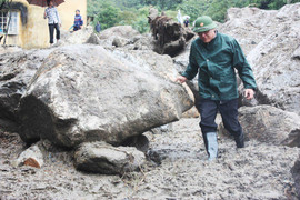 Bộ trưởng Luận đội mũ cối vào vùng lũ quét