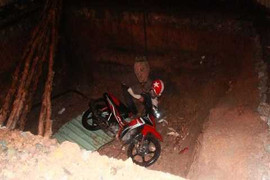 Hố công trình 'nuốt' cả người lẫn xe