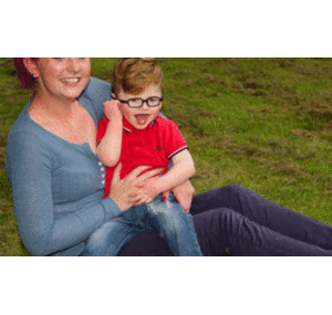 Kỳ lạ cậu bé không bao giờ ngừng cười