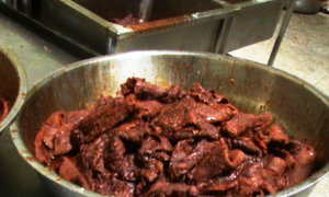 Thịt lợn sắp phân hủy chế thành bò khô, xem rồi cạch ăn