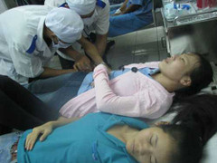 Bị ép làm việc 17 giờ/ngày, 6 công nhân nhập viện