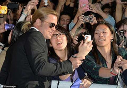 Brad Pitt bảnh bao khiến fan nữ náo loạn trên thảm đỏ