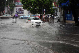 Mưa lớn, phố Hà Nội lại biến thành sông