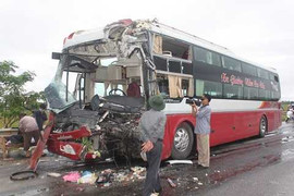 Xe tải đâm xe khách trong mưa lớn, 10 người thương vong