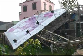 Clip: Biển quảng cáo 2 tấn đè nát 6 nhà dân