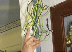 Vợ chồng bị điện giật chết trong phòng tắm chung cư