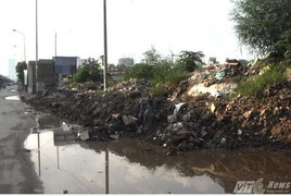 Ảnh: Đường huyết mạch thủ đô thành bãi chứa phế liệu