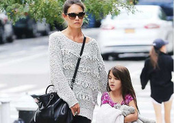 Katie Holmes cưng chiều con gái Suri hết mực