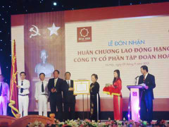 Tôn Hoa Sen nhận Huân chương Lao động hạng Ba