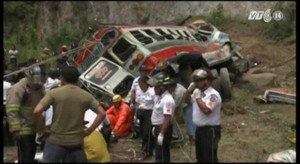 Video: Xe buýt lao vào vách núi, 38 người tử vong