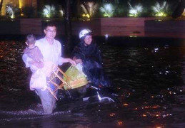 Mưa nhiều giờ, dân Sài Gòn bơi trong biển nước