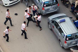 Clip: Hàng chục tài xế ẩu đả giữa phố như trong phim