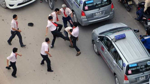 Pha 'hỗn chiến' giữa hàng chục tài xế taxi Sài Gòn