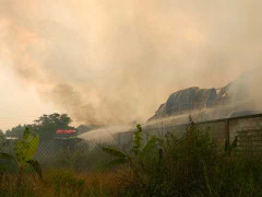 Bình Dương: Xưởng sơn 1.000m2 bốc cháy ngùn ngụt