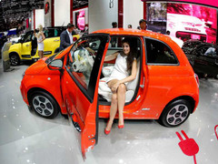 Không cởi bạo, 'chân dài' ở Frankfurt vẫn hút mắt