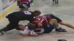 Clip: Cầu thủ lao vào đánh nhau, trận đấu nát vụn