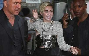 Miley Cyrus nổi loạn để thành 'sao bự' như Madonna?