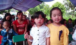 Phụ huynh phản đối, hiệu trưởng bị đình chỉ công tác