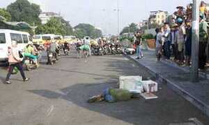 Nghe điện thoại dưới lòng đường, bị công an tông chết