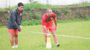 Báu vật bầu Đức: Ở khách sạn 5 sao, tập sân bóng làng