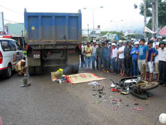 Hai phụ nữ chết thảm dưới bánh xe chở vật liệu