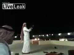 Tạo hình độc đáo bằng súng AK