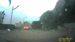 Clip: Sạt lở, đá tảng suýt đè bẹp ô tô