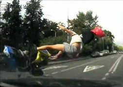 Cú va chạm ngã văng như phim hành động