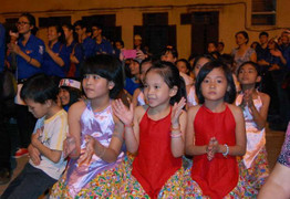 Ảnh: Trẻ mồ côi ấm tình bên mâm cỗ trung thu