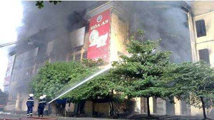 Hải Dương: Trung tâm thương mại bị thiêu rụi trong đêm