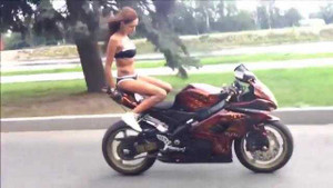 Mặc bikini trình diễn mạo hiểm trên xe phân khối lớn