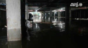 Tầng hầm chung cư ngập như sông, bơm 3 ngày không hết