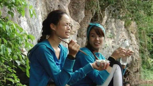 Người mẫu Việt ấm ức nhai cá sống trên truyền hình