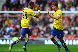 Arsenal bay cao nhờ sự kết hợp Xavi và Scholes