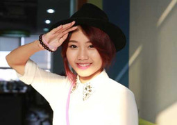 Hot girl xinh nhất 2012 khoe giọng hát ngọt ngào