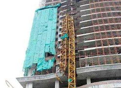 Quảng Ninh: Cần cẩu đổ sập, đè chết công nhân