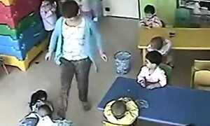 Tin hot 16/9: Phẫn nộ cô giáo vụt đầu, đạp trẻ mầm non