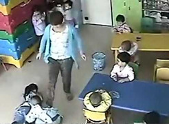 Phẫn nộ clip cô giáo lấy thước vụt đầu, đạp trẻ mầm non