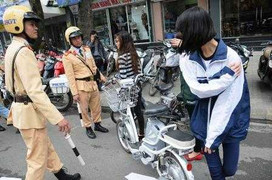 CSGT hóa trang xử lý người đi xe đạp điện vi phạm