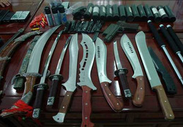 Video: Mua vũ khí 'nóng' dễ chưa từng thấy