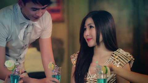 Hương Tràm ‘say nắng’ trai đẹp phục vụ quán cà phê