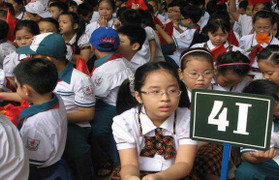 Bi hài... 'chạy chức' cho con