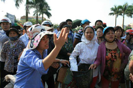 Ảnh: Tiểu thương khóc ròng 'tố' chữa cháy chậm