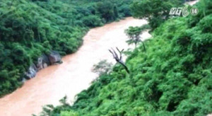 Video: Lật thuyền trên sông Mã, 2 người mất tích